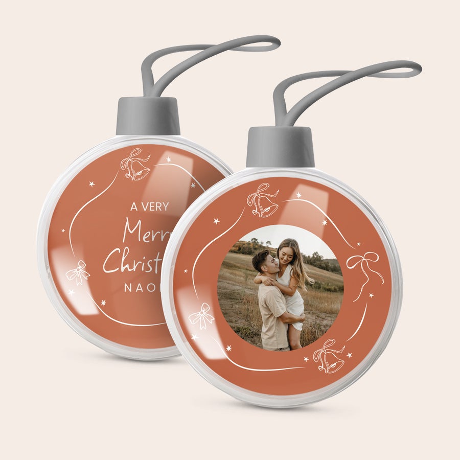 Bauble Natal transparente Dois enfeites de Natal personalizados. Um com a frase A Very Merry Christmas e o outro com uma foto impressa de um casal.