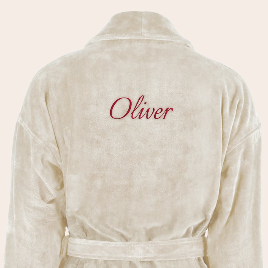 Badrock Herr med namn Mjuk gräddvit badrock i bomull med texten Oliver broderad i röd tråd på ryggen. En mjuk badrock broderad med egen text.