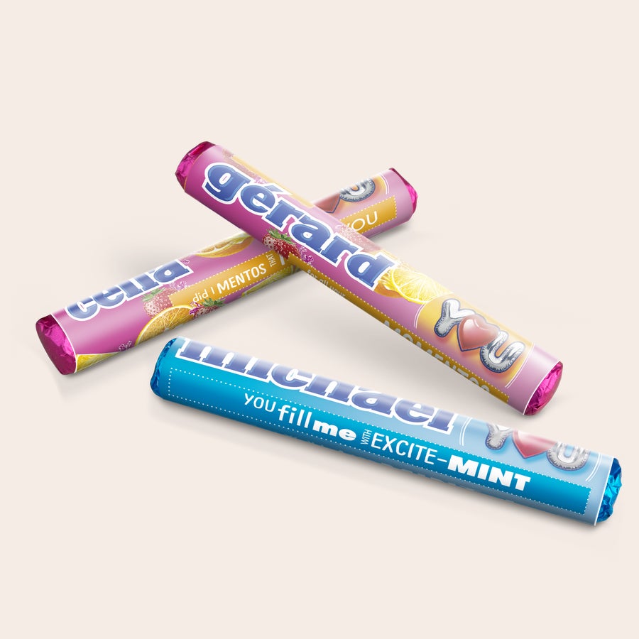 Coffret cadeau Mentos - rouleaux personnalisés Trois rouleaux Mentos personnalisés avec les prénoms Gerard et Michael, imprimés sur des emballages uniques.