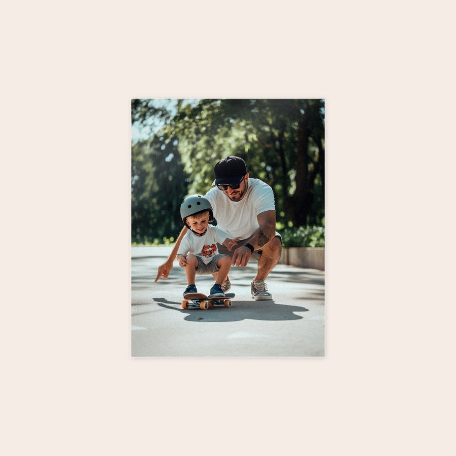 Foto en forex Foto en forex personalizada con imagen de padre e hijo en patineta, perfecta decoración de pared.