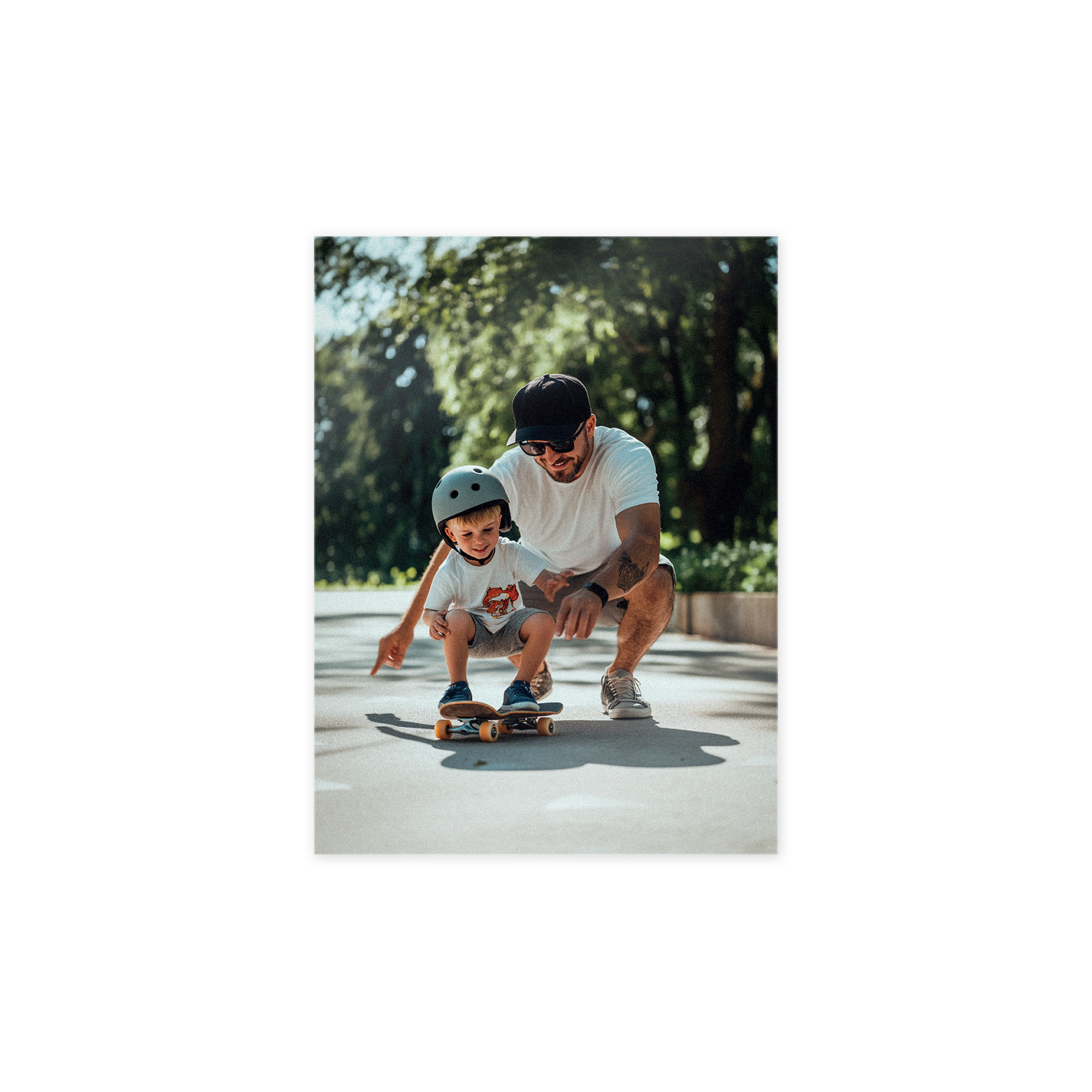 O fotografie pe Forex personalizată, cu un tată și fiul său pe un skateboard, un cadou minunat.