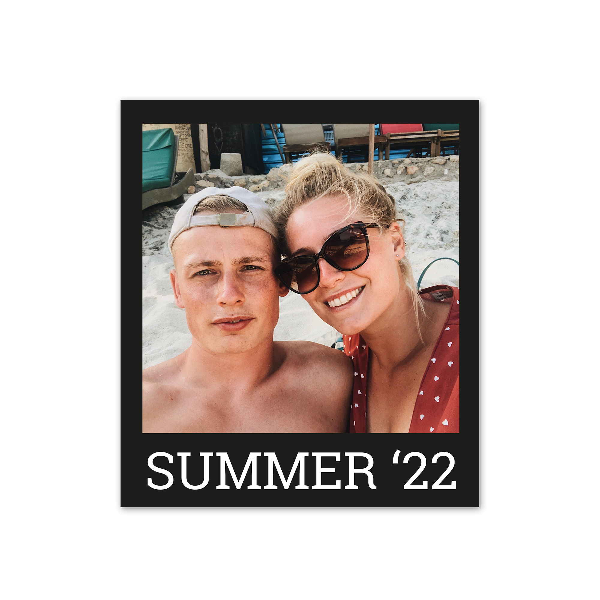 Stampa fotografica retro personalizzata con foto di coppia e testo "SUMMER '22" su sfondo bianco