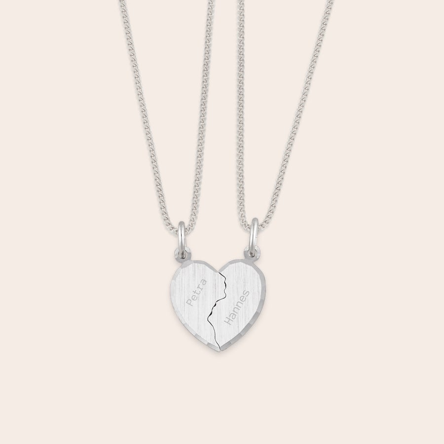 Gebrochenes Herz Kette mit Gravur Silberkette mit geteiltem Herzanhänger, graviert mit Namen Petra und Hannes.