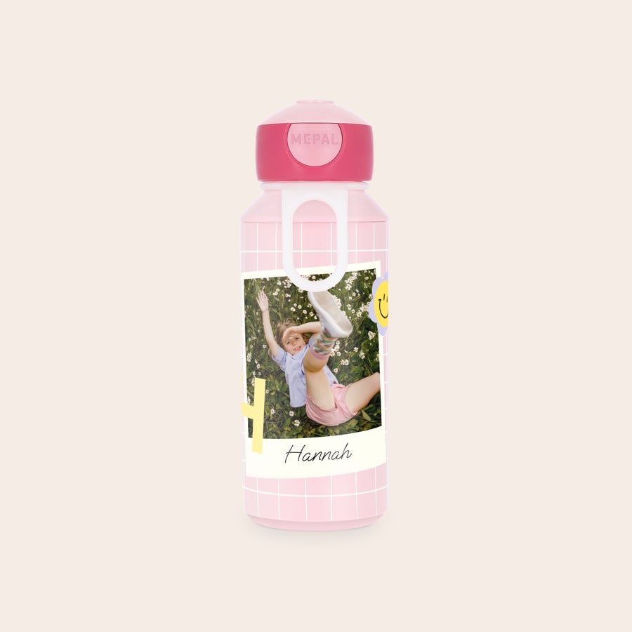 Mepal - sticlă de apă personalizată cu capac pop-up Sticlă de apă roz cu carouri, personalizată cu fotografia unei fetițe și numele Hannah, imprimat pe sticlă.