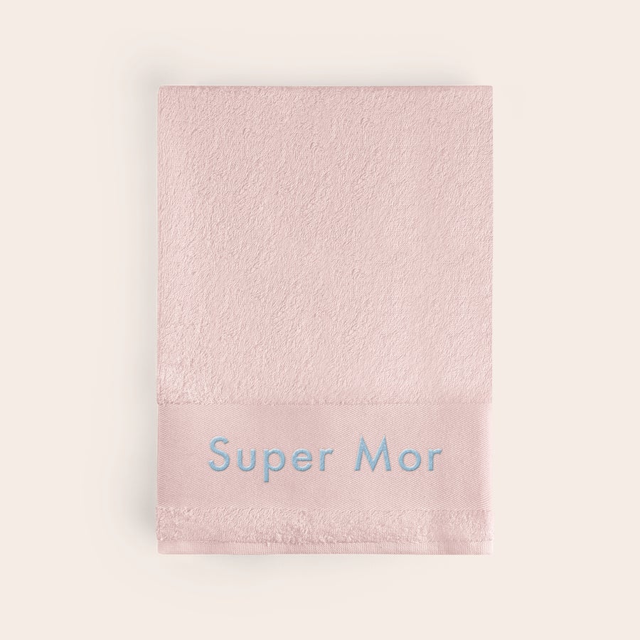 Håndklæde med tekst Lyserødt håndklæde med broderet teksten "Super Mor" i lyseblå, gør hvert badeøjeblik unikt