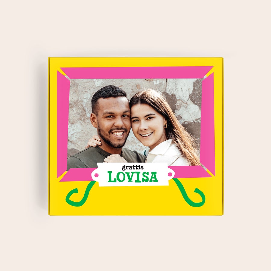Tony's Chocolonely Presentask Personlig Tony's Chocolonely mjölkchoklad med ett tryckt foto på ett par, texten grattis och namnet Lovisa på omslaget.