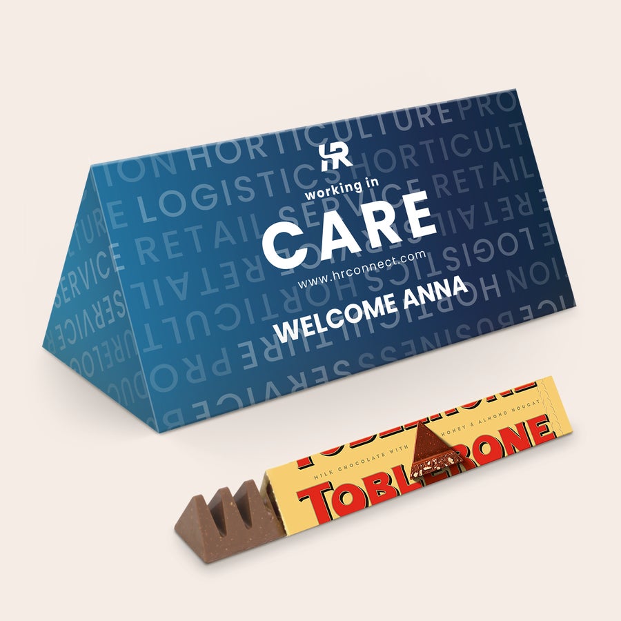 Toblerone-suklaa nimellä Tämä yksilöllinen XL Toblerone Selection -suklaapatukka on todella SUURI yllätys. Kääre on painettu nimellä Anna ja tekstillä "WELCOME ANNA".