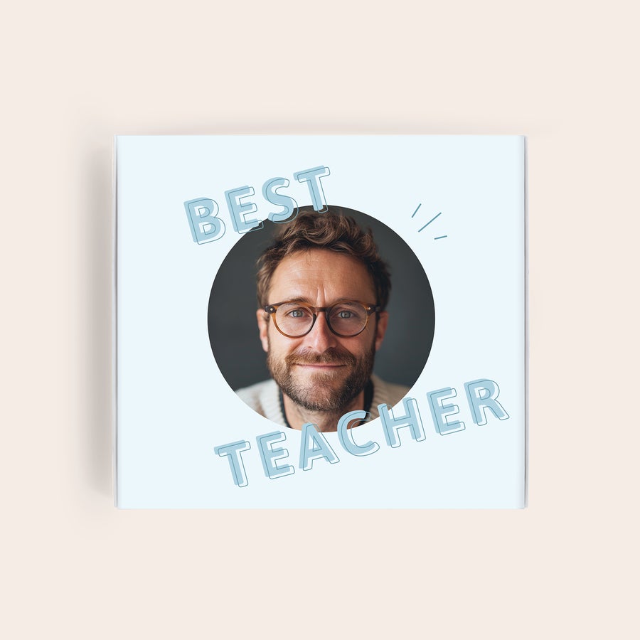 Milka Pralinky Pro učitele Bílá dárková krabička Milka s textem "BEST TEACHER" a osobní fotkou, ideální jako dárek pro učitele.