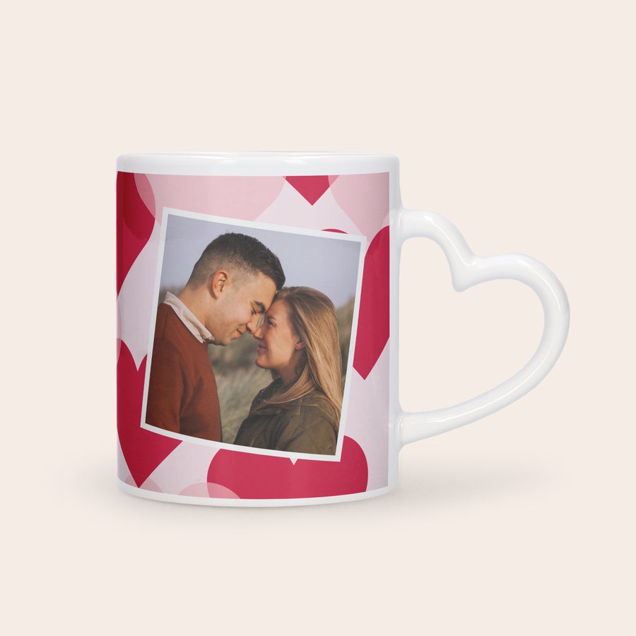 Tazza Personalizzata - Cuore Tazza col manico a forma di cuore personalizzata con una tua foto e sfondo con cuori, una dedica per una coppia
