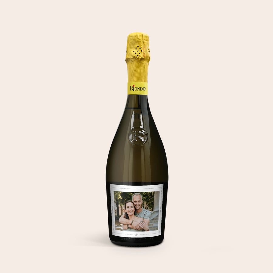 Personlig Riondo Prosecco Spumante Riondo Prosecco Spumante med egen etikett, tryckt med ett par som kramas, texten Tomas och Helena.