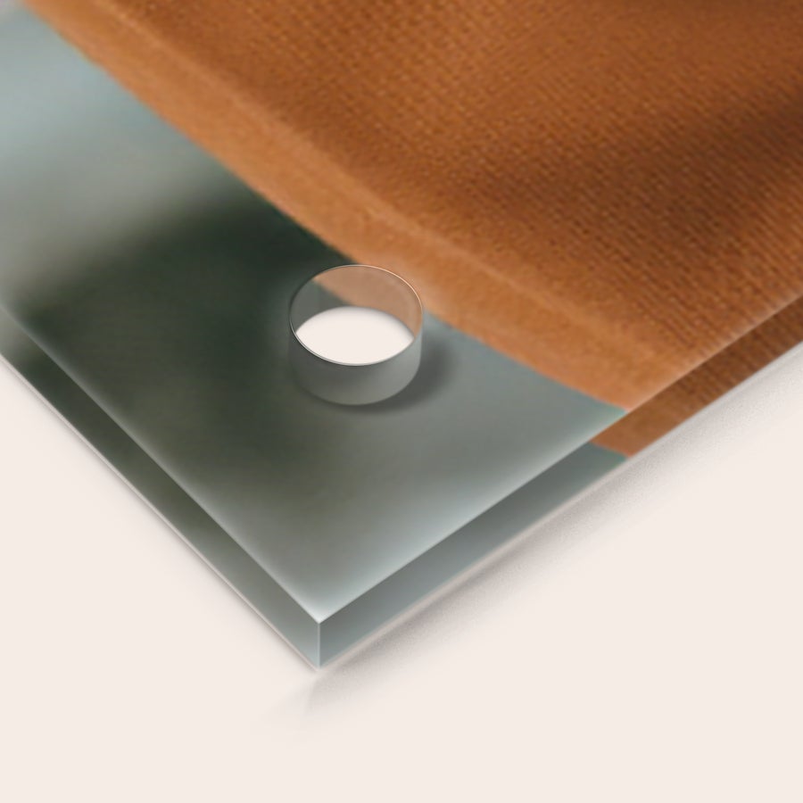 Foto op plexiglas Detail van een foto op plexiglas met oranje achtergrond en een bevestigingsschroef. Laat jouw mooiste herinneringen schitteren met een foto op plexiglas.