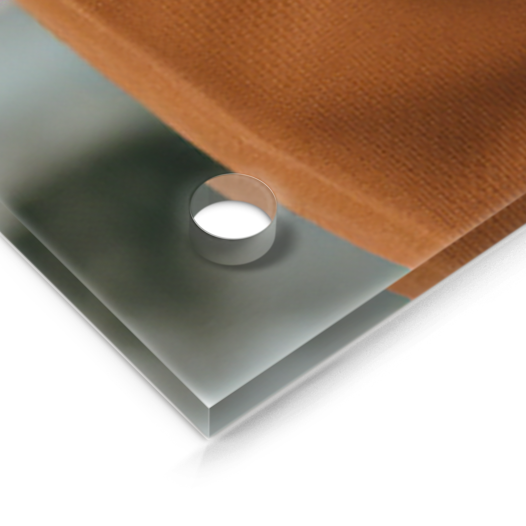 Close-up van een foto op plexiglas met een oranje textuur en glanzende zilveren afstandhouder