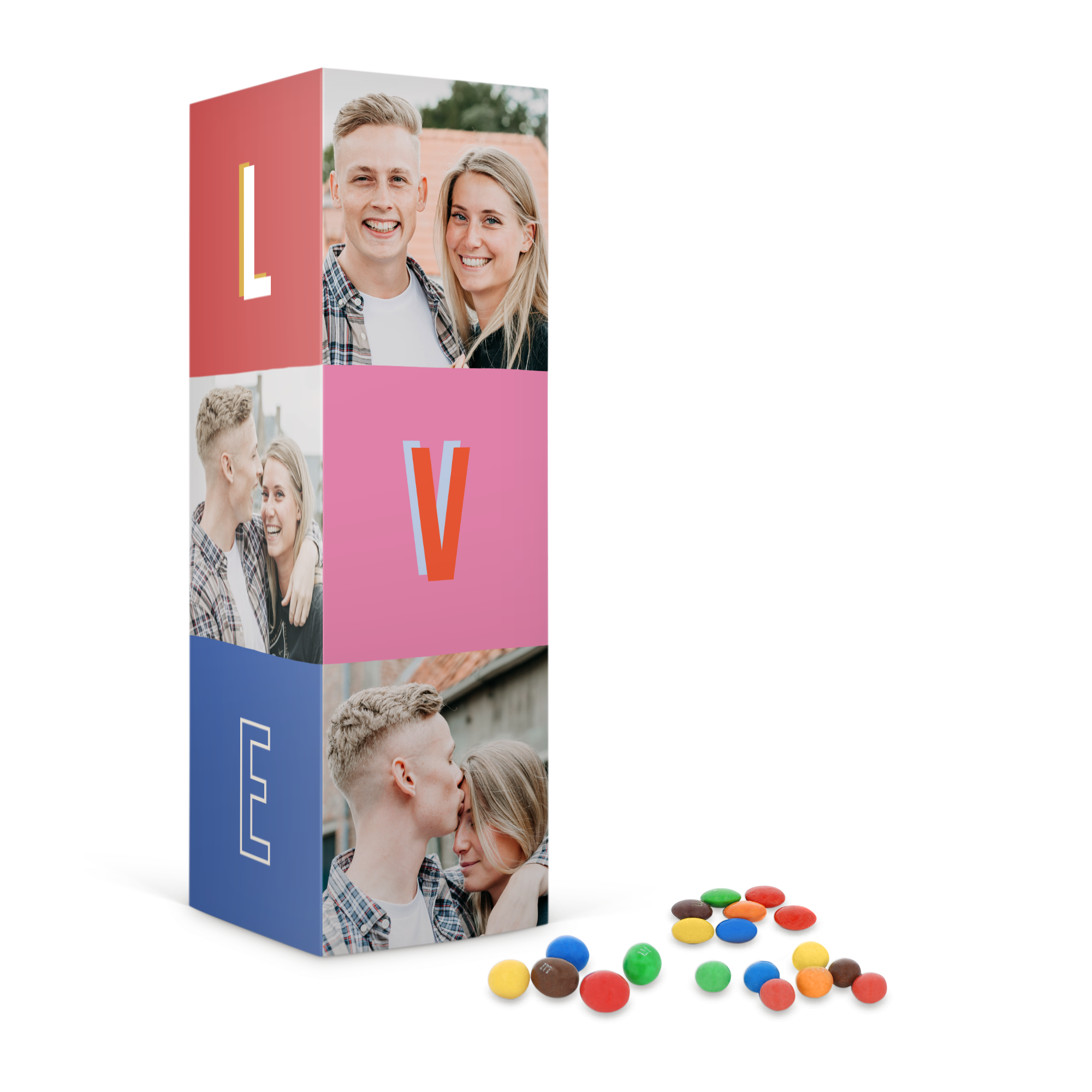 Personlig M&M gaveeske med kjærestepar, trykt med egne bilder som staver LOVE, sammen med M&M sjokolade.