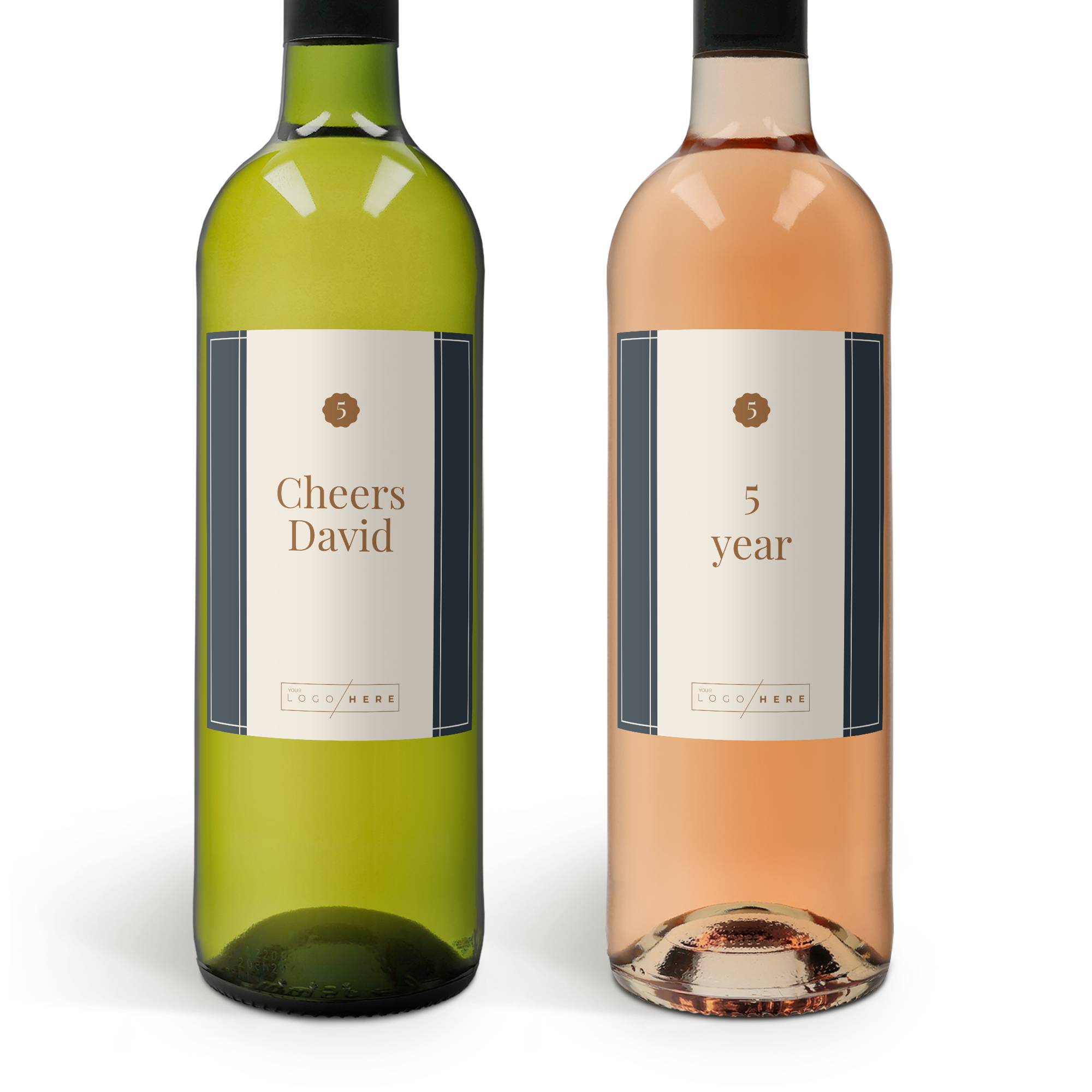 Vino blanco y rosado Belvy con etiquetas personalizadas Cheers David y 5 year, impresas con texto y logo.
