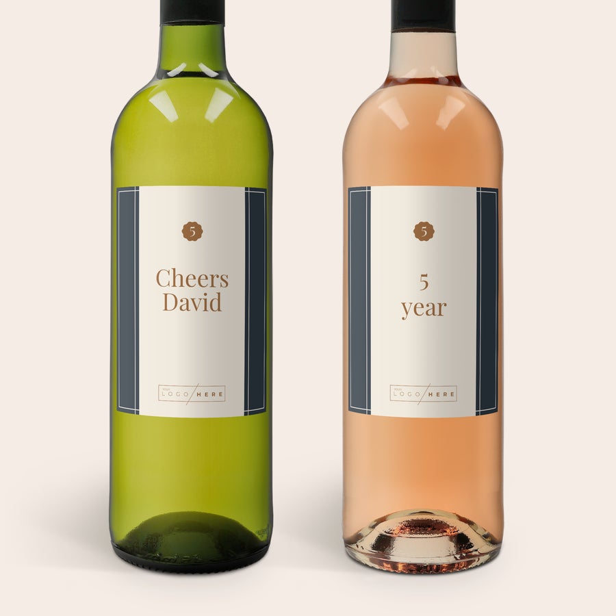 Belvy Vinho branco e rosé Belvy com rótulos pessoais "Cheers David" e "5 year" impressos, com espaço para logotipo.