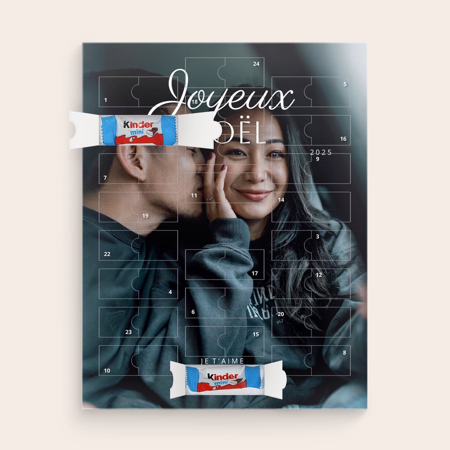 Calendrier de l'Avent personnalisé chocolat Kinder Calendrier de l'Avent personnalisé avec photo de couple, imprimé avec les mots Joyeux Noël et Je t'aime, et deux chocolats Kinder Mini visibles pour compter les jours jusqu'à Noël.