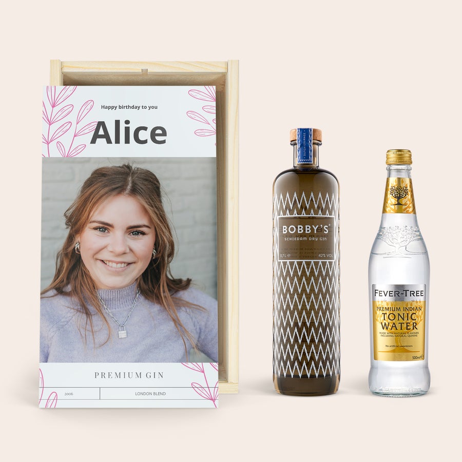 Personalizovaný Gin tonic set - Bobby Gin Drevená darčeková krabička s Bobbyho ginom a tonikom, potlačená fotkou Alice a nápisom Happy birthday to you.