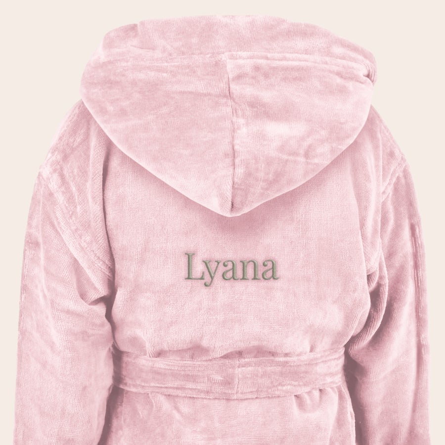 Peignoir enfant personnalisé Peignoir enfant rose doux brodé du prénom Lyana, un peignoir super doux personnalisé.