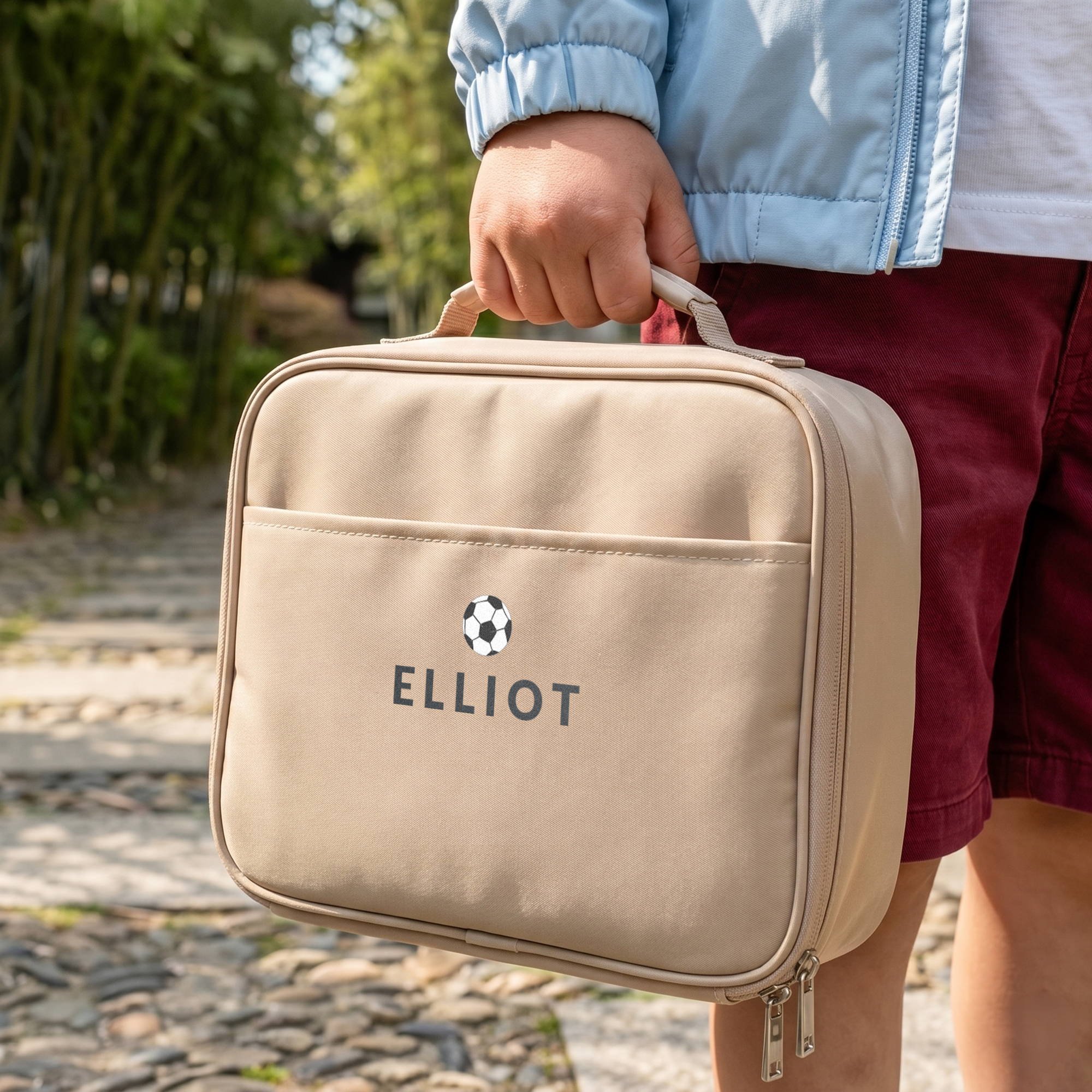 Personaliserad kylväska - Beige med tryckt fotboll och namnet Elliot på framsidan.