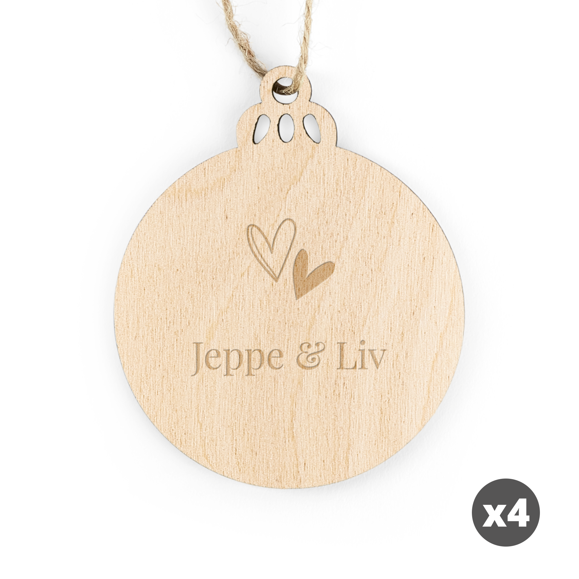 Rund julepynt i træ med indgraverede hjerter og navnene Jeppe & Liv for personlig julepynt