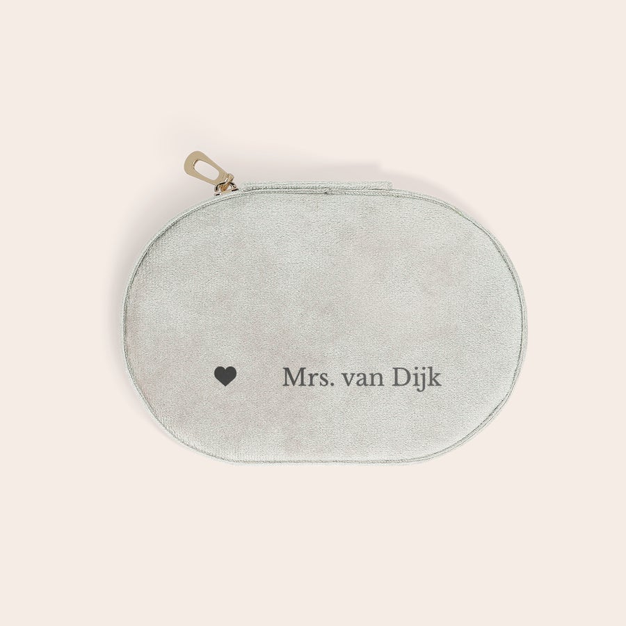Gepersonaliseerde sieradendoos Gepersonaliseerde sieradendoos Ovaal Beige, bedrukt met een hartje en de tekst Mrs. van Dijk.