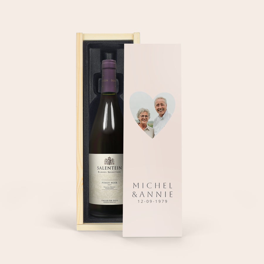 Vin Salentein Pinot Noir personnalisé Bouteille Salentein Pinot Noir dans un coffret personnalisé avec photo de Michel et Annie et la date 12-09-1979