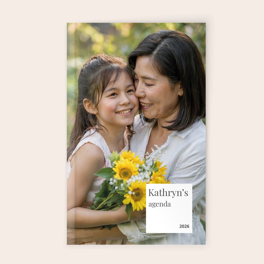 Planejador personalizado Agenda personalizada 2026 com foto de mãe e filha, nome Kathryn e buquê de girassóis.