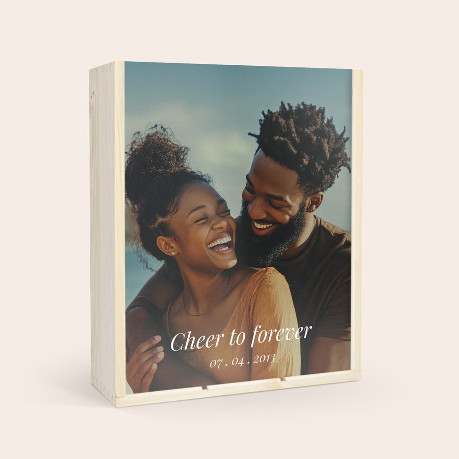 Personalizované dřevěné pouzdro na víno Dřevěné pouzdro s potiskem fotky páru, textem Cheer to forever a datem 07 04 2013