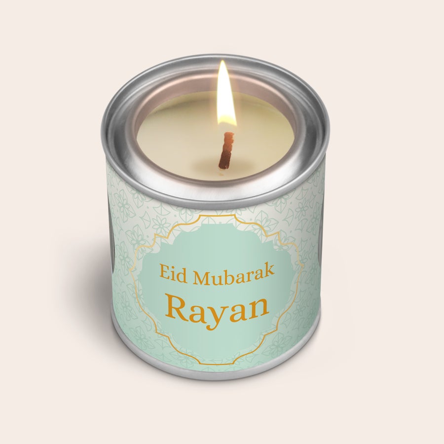 Personligt duftlys - YourSurprise Personligt duftlys med “Eid Mubarak Rayan” trykt på og et bladmønster, en god gaveidé.