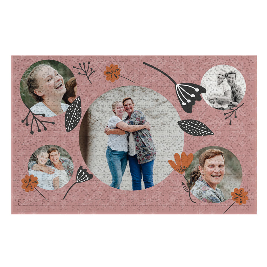 Persoonlijke puzzel met foto collage van twee lachende vrouwen, bedrukt met een vrolijke bloemendesign.