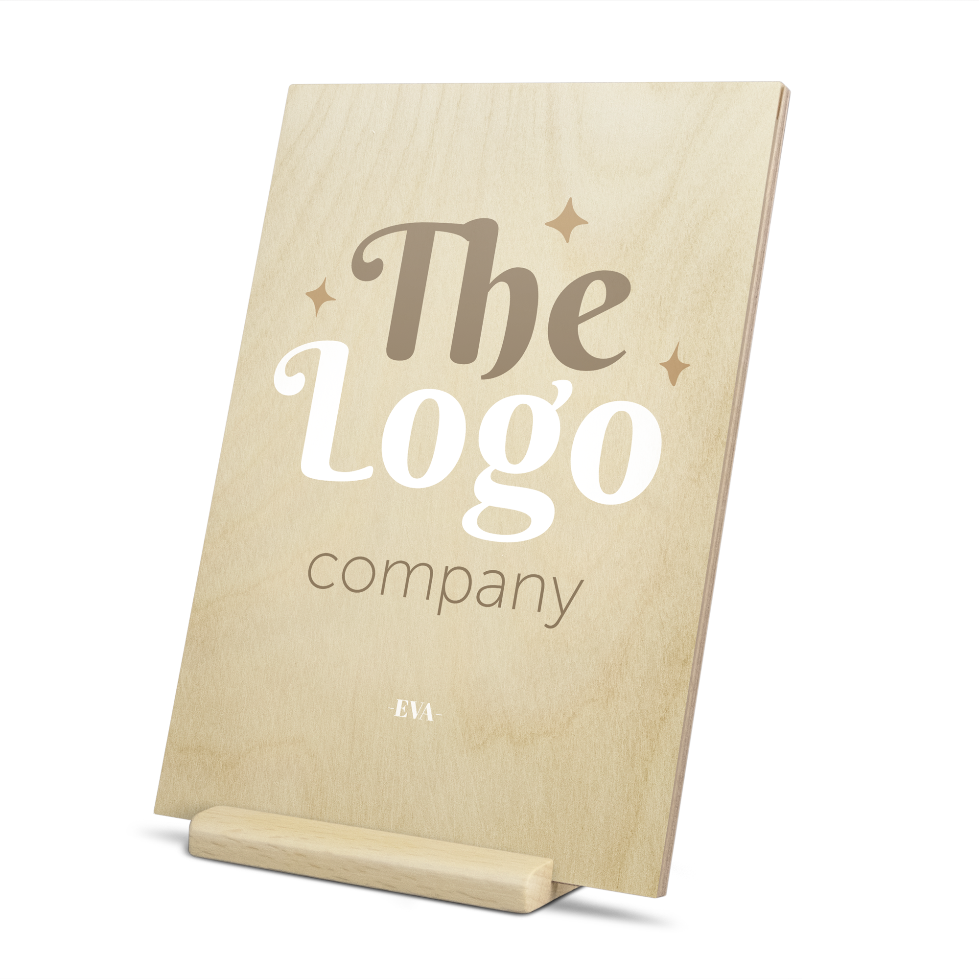 Puinen kortti puujalustalla, jossa painettuna The Logo Company ja Eva. Puinen kortti saa muistot kestämään pitkään.