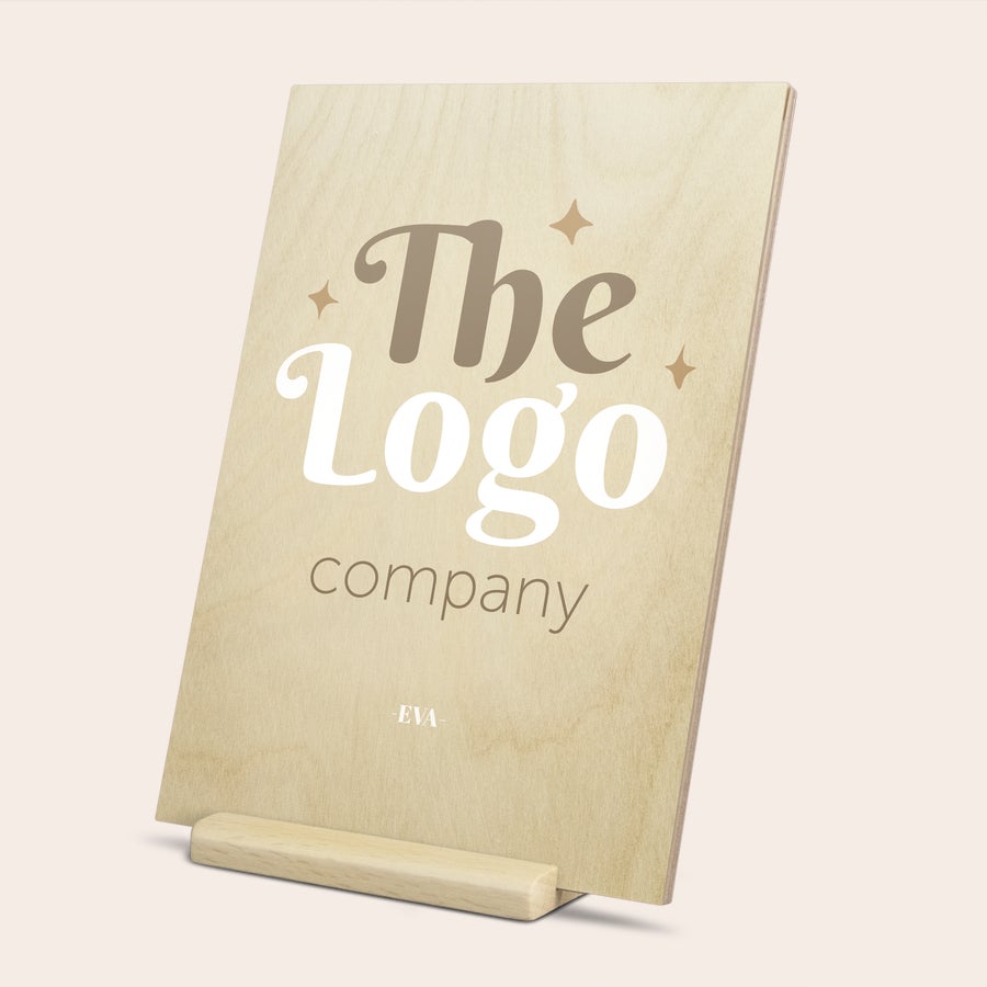 Foto på träkort Ett egendesignat träkort med "The Logo company" och texten EVA, tryckt i färg på en träfot
