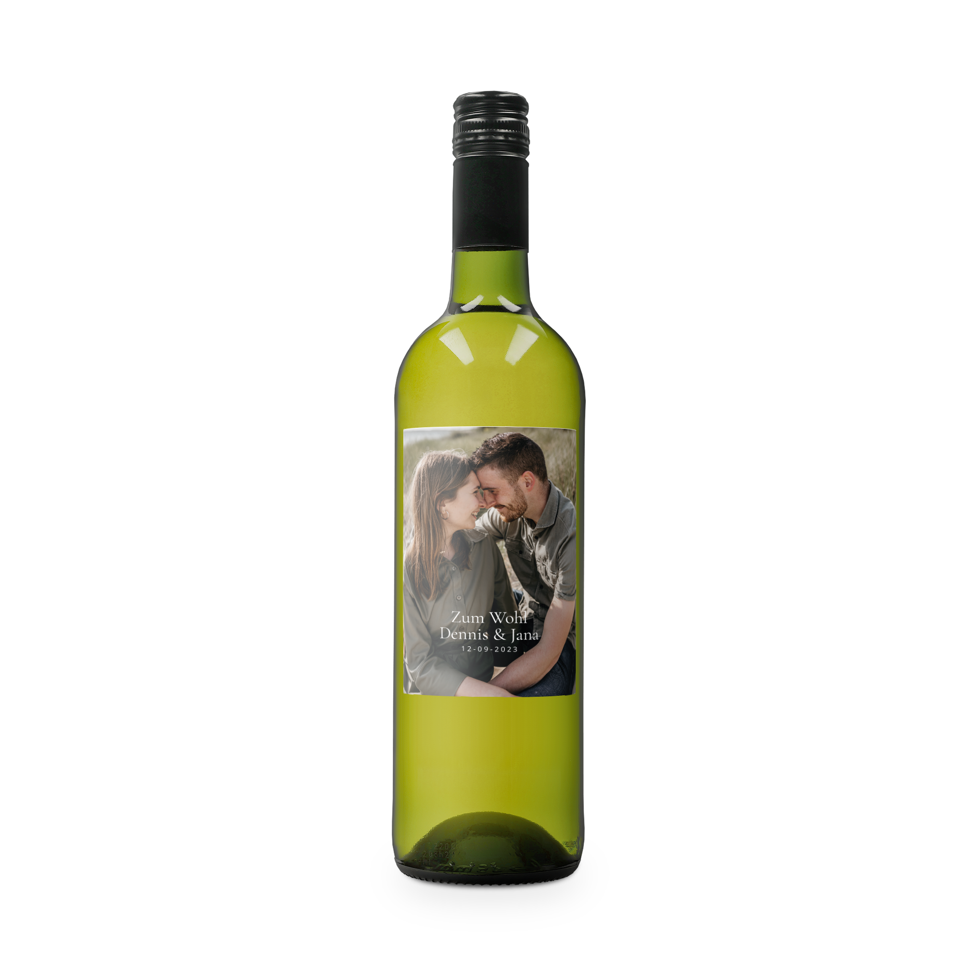 Belvy Weißwein mit eigenem Etikett, bedruckt mit Foto eines Paares und dem Text "Zum Wohl Dennis & Jana 12-09-2023"
