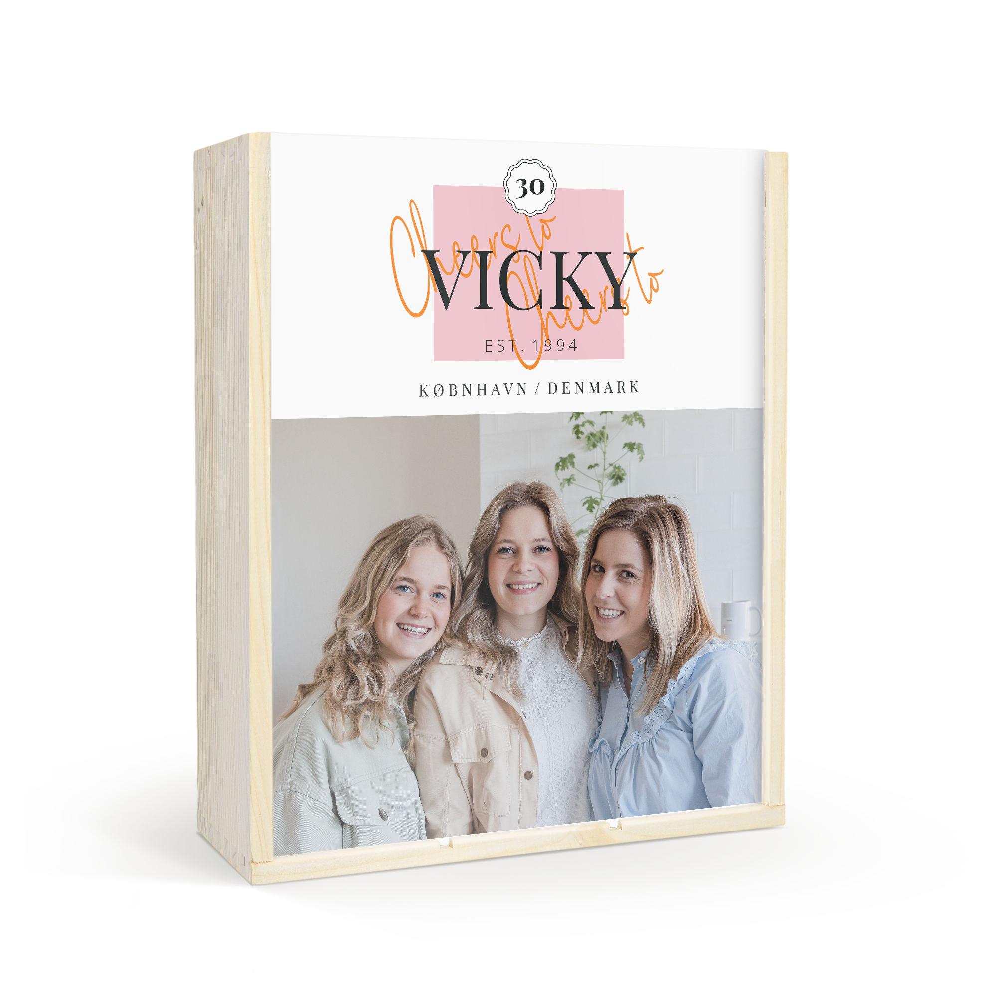 Luksuriøs champagnekasse i træ med et trykt foto, designet "Cheers to Vicky" og bynavn.