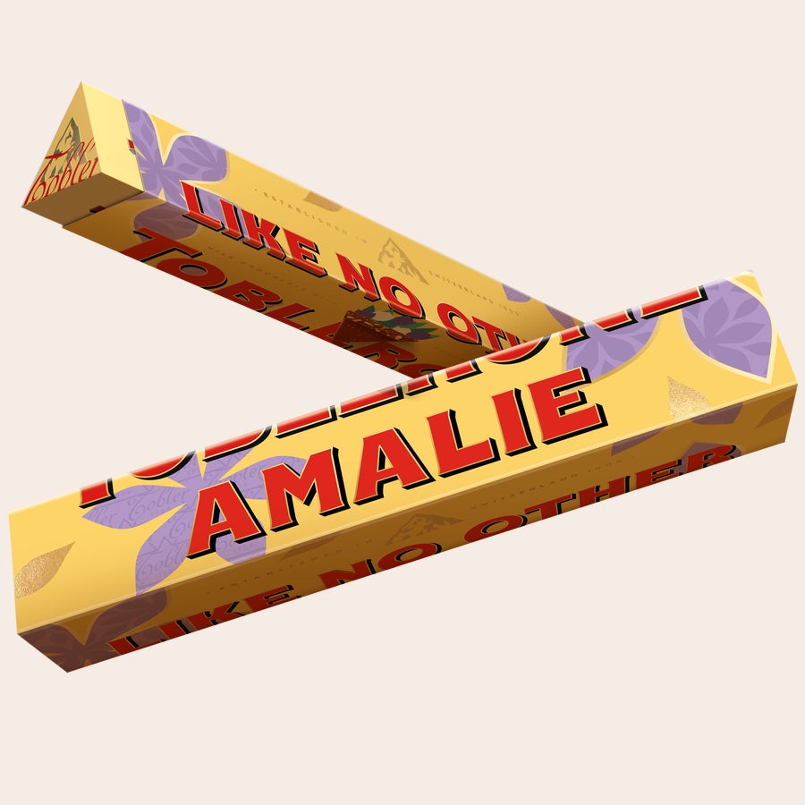 Personlig Toblerone - Morsdag Personlig Toblerone-sjokoladebar med navnet "AMALIE" trykt på omslaget.