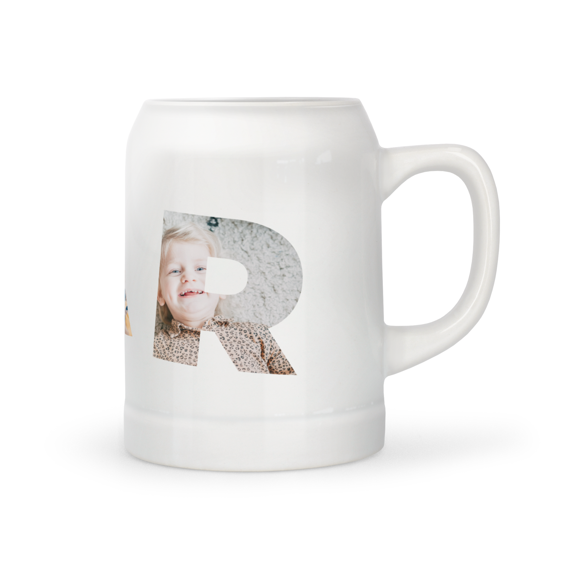 Hvidt ølkrus med trykt foto af smilende barn. Drik din yndlingsøl ud af et ægte ølkrus med dit eget design.
