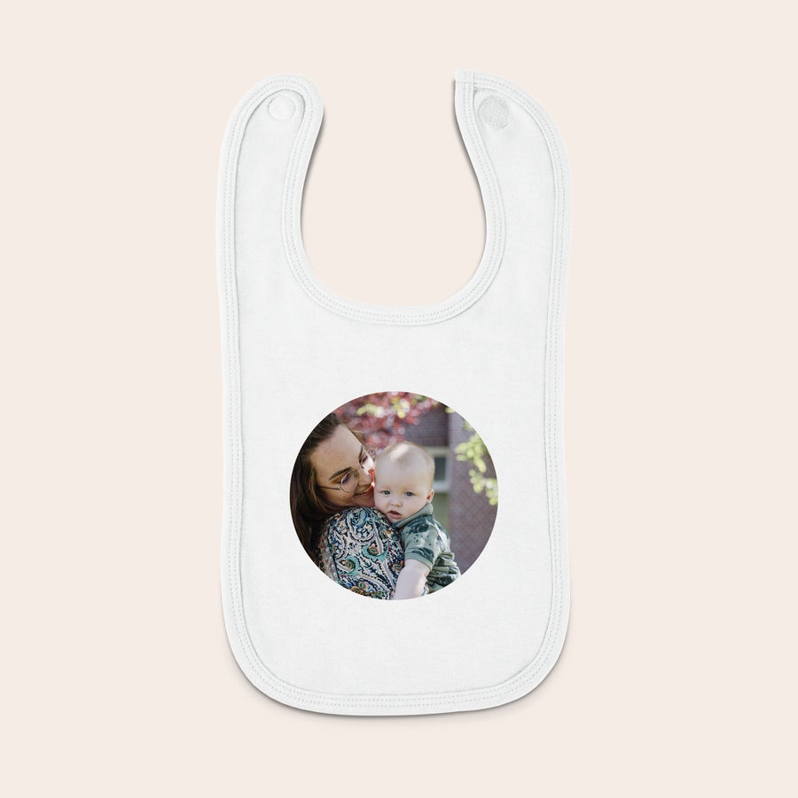 Baby bib Hvit babybib med trykt bilde av en mor som holder barnet sitt.