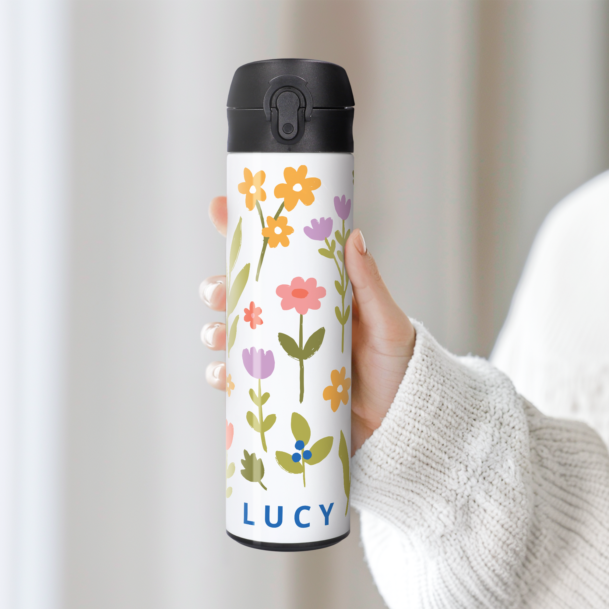 Spersonalizowana butelka wody z nadrukowanym wzorem kolorowych kwiatów i imieniem LUCY