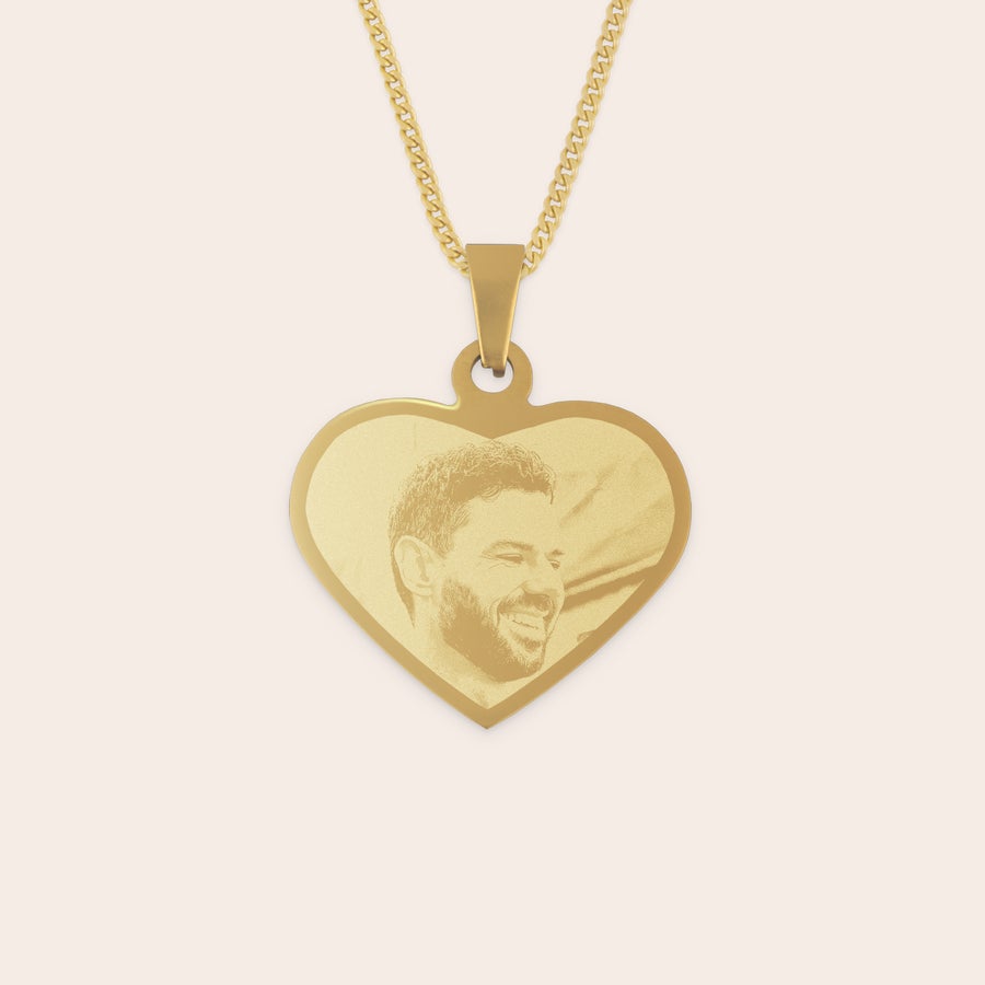Collar Corazón grabado Colgante dorado con forma de corazón grabado con una foto personalizada de un hombre sonriendo, ideal para regalar.