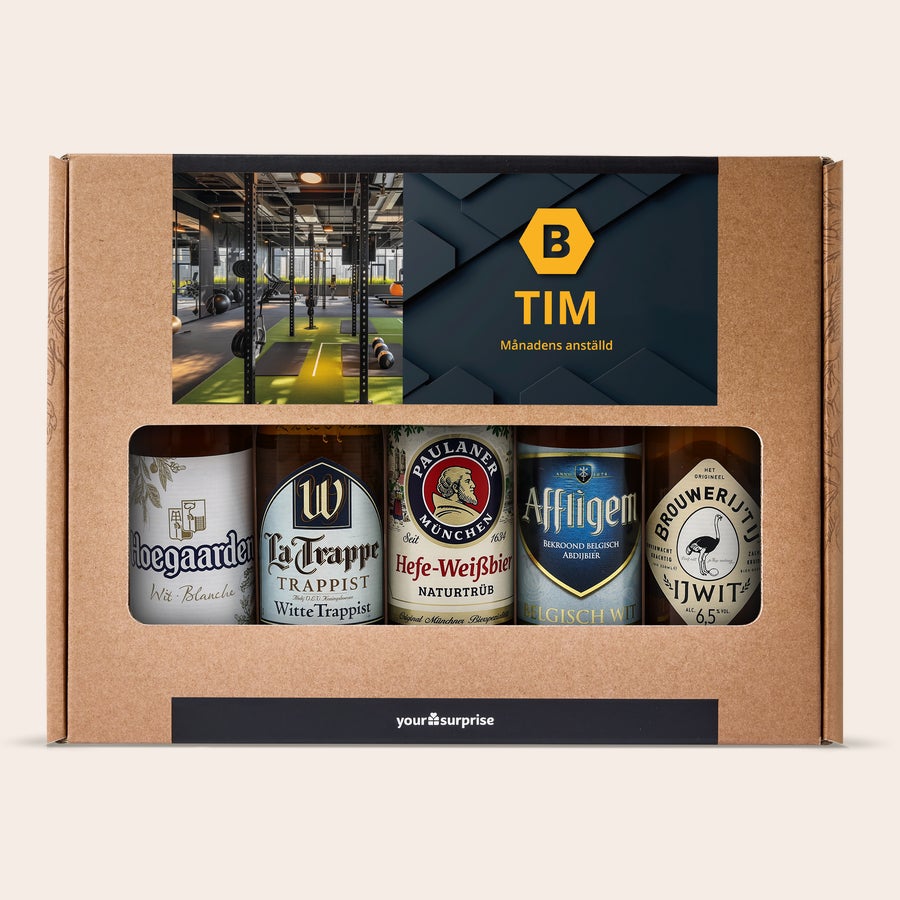 Personlig Ölpresent - Fars dag Ett personligt ölpresentset till fars dag med fem öl och en bild på ett gym och texten Tim Månadens anställd tryckt på lådan