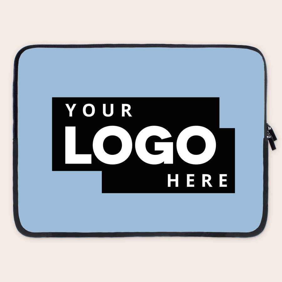 Laptop-kotelo painatuksella Vaaleansininen läppärin suojakotelo mustalla vetoketjulla ja omalla painatuksella, jossa teksti YOUR LOGO HERE.