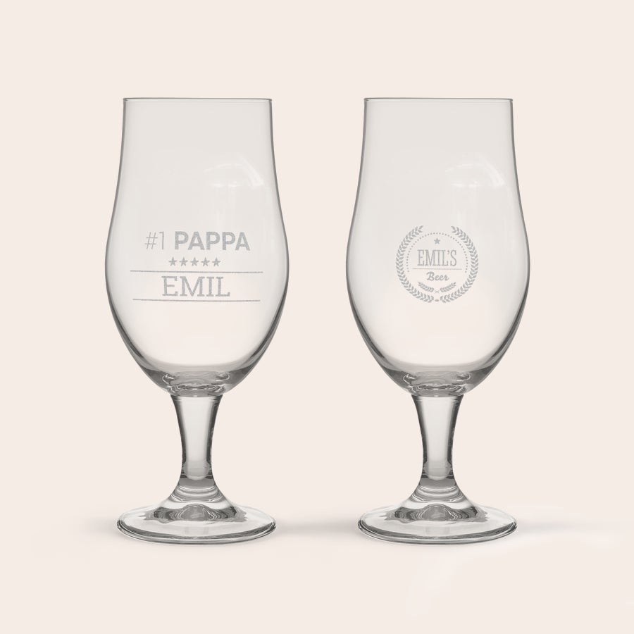 Personaliserat bryggpresent Två ölglas graverade med texten Emil och Emil's Beer, anpassningsbara för alla öl-älskare.
