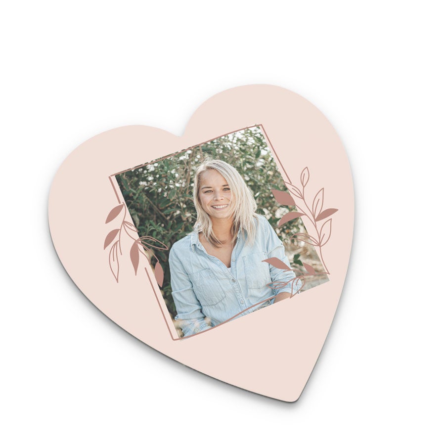 Posavasos personalizado en forma de corazón con una foto impresa de una mujer rubia sonriendo.