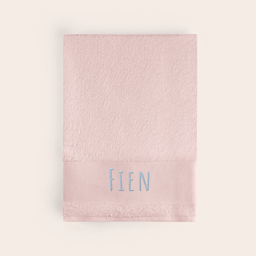 Badlaken met naam Roze badlaken met de naam FIEN geborduurd in blauw garen, jij maakt helemaal de blits op het strand met een badlaken met naam