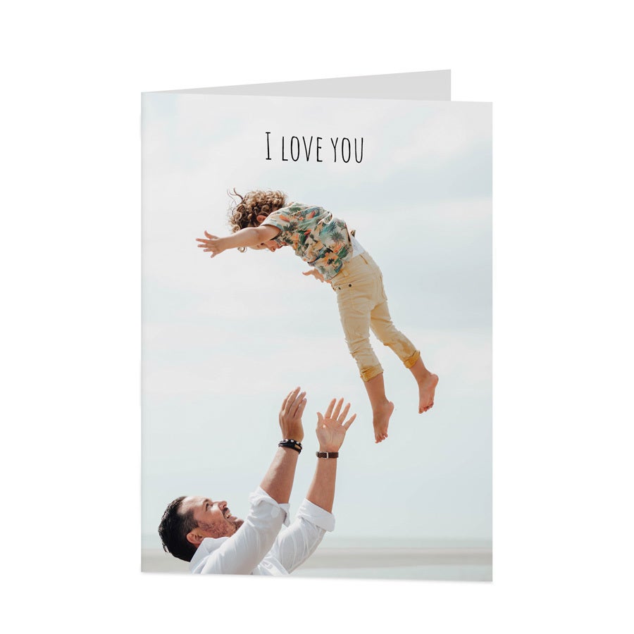 Personalizovaná valentýnská karta s fotografií otce vyhazujícího dítě do vzduchu a textem I LOVE YOU