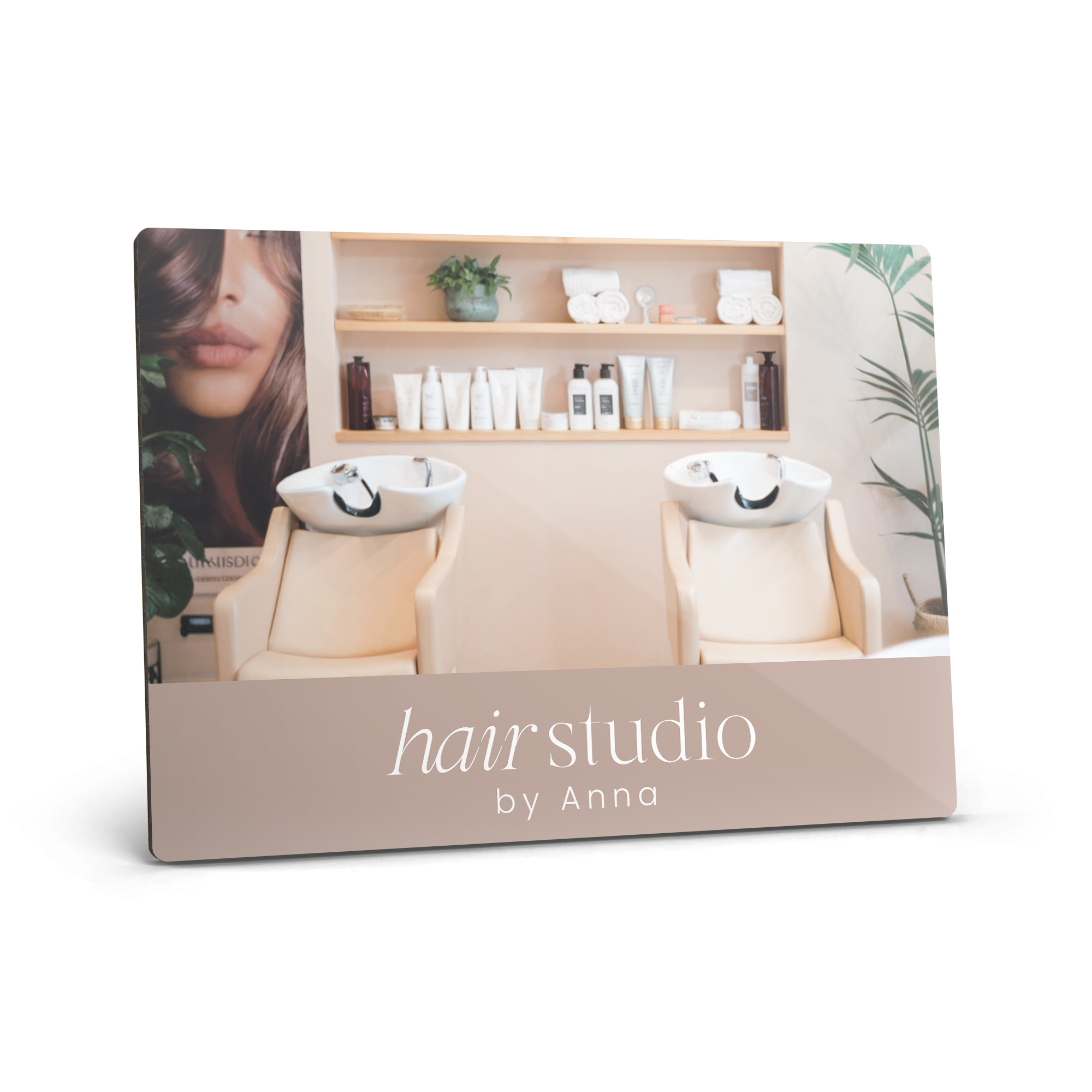 Bedrukte Chromaluxe bureaustandaard met foto van een kapsalon en de tekst "hair studio by Anna" om herinneringen vast te leggen.