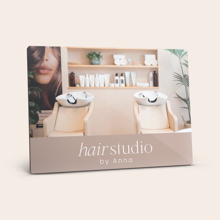 Impresión fotográfica con soporte Soporte de fotos de hardboard impreso con una imagen de un salón de peluquería "hair studio by Anna" y su interior.