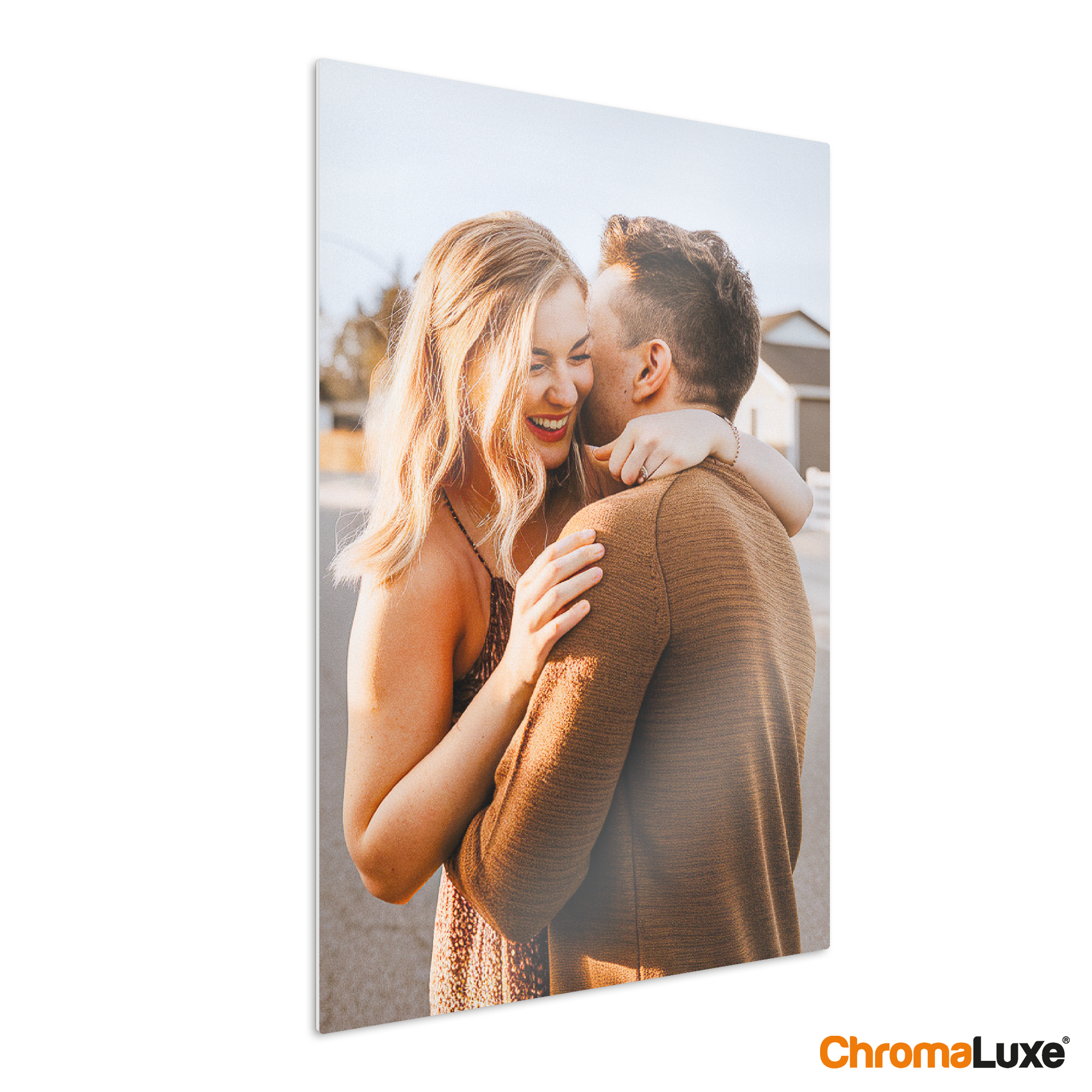 Ein personalisiertes Wandbild aus Aluminium mit einem gedruckten Instafoto eines Paares, das sich umarmt, perfekt für deine Instafotos als Wanddekoration.