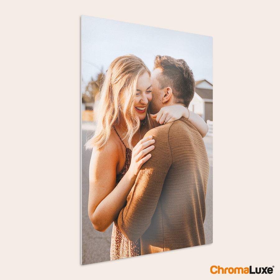 Instagram Collage auf Aluminium Ein personalisiertes Wandbild aus Aluminium mit einem gedruckten Instafoto eines Paares, das sich umarmt, perfekt für deine Instafotos als Wanddekoration.