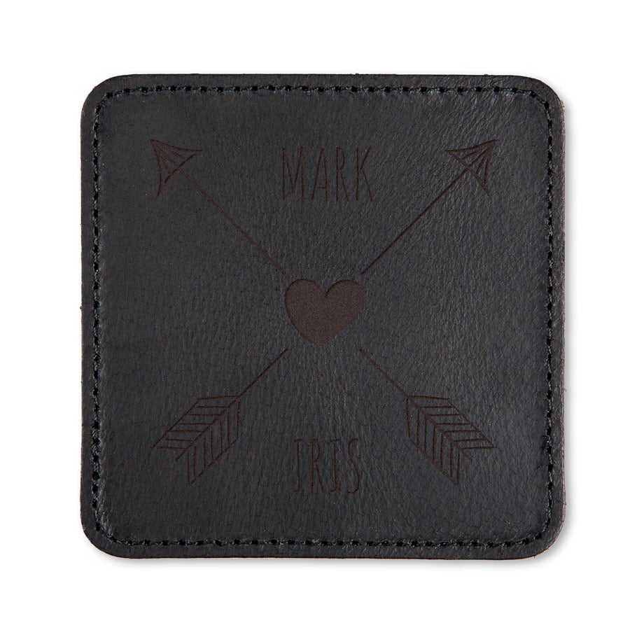 Gepersonaliseerde leren onderzetter - Zwart gegraveerd met de namen Mark en Iris, gekruiste pijlen en een hartje.